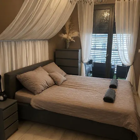 Stylish Modern With Balcony Ucl Final Weekend Apartament *